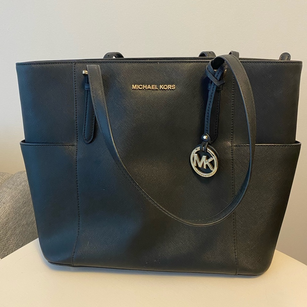 MICHAEL KORS JET SET TRAVEL SAFFIANO LEATHER TOP-ZIP TOTE